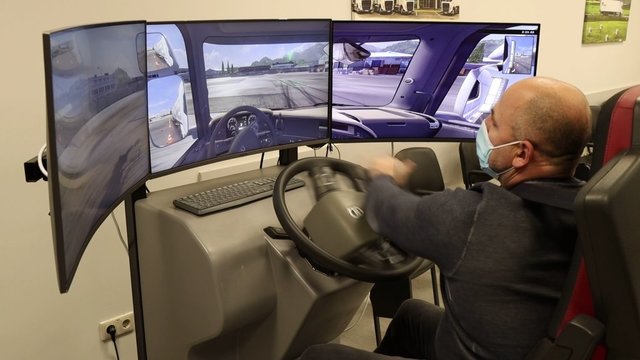 Tolimųjų reisų vairuotojų rengimui naudojami išmanieji simuliatoriai: padeda tobulinti įgūdžius