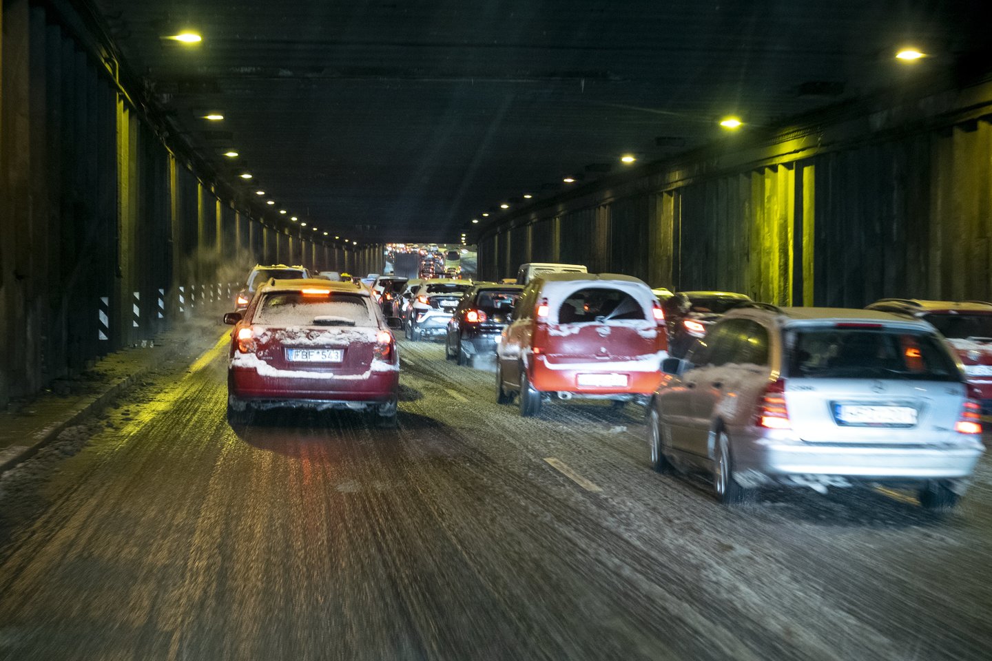Mažesnio eismo intensyvumo rajoniniai keliai visoje šalyje daug kur padengti prispausto arba puraus sniego sluoksniu.<br>V.Ščiavinsko nuotr.