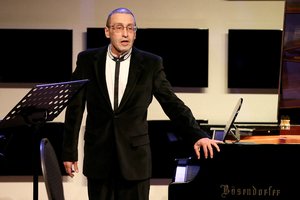 Publikos numylėtinis pianistas A. Paley kuriasi Vilniuje