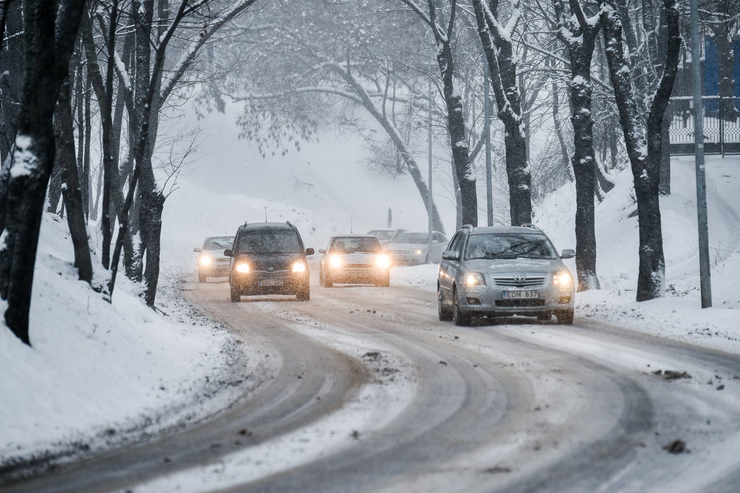 Penktadienį ryte eismo sąlygas Lietuvoje sunkina plikledis ir snygis, įspėja Automobilių kelių direkcija.<br>V.Ščiavinsko nuotr.