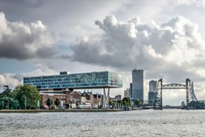 Roterdamo valdžia sako negavusi prašymo leidimui tiltui išmontuoti dėl J. Bezoso jachtos