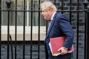 Iš skandalų neišbrendantį Jungtinės Karalystės premjerą paliko keturi aukščiausio rango patarėjai