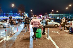 Keičiasi taisyklės keliaujantiems: iš kur atvykus nereikės izoliuotis ir kas privalės testuotis