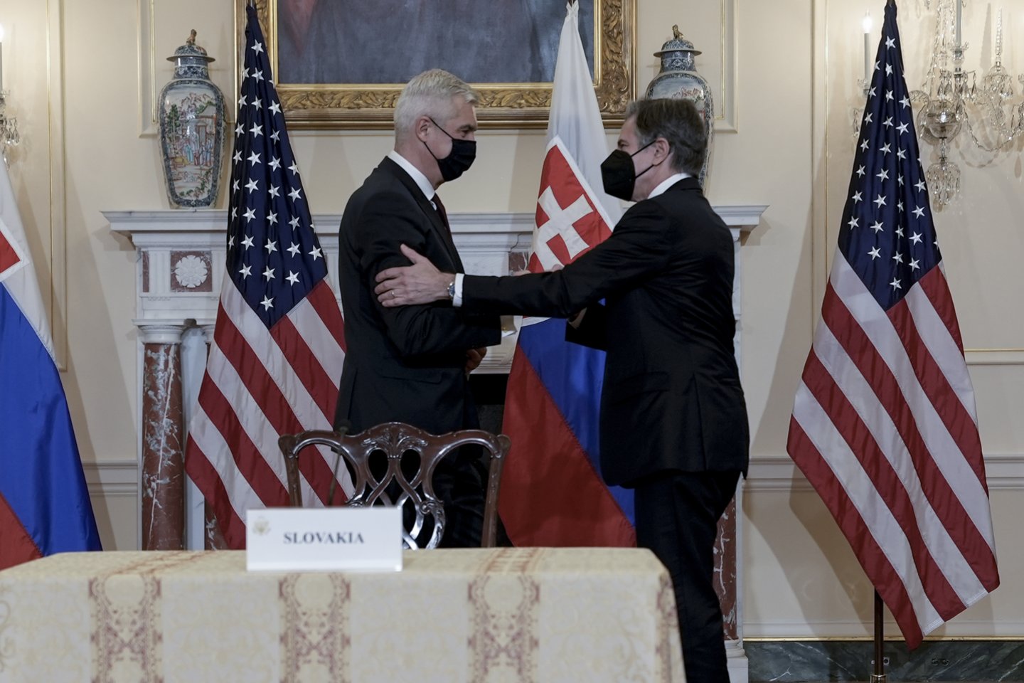 Slovakijos užsienio reikalų ministras Ivanas Korčokas ir JAV valstybės sekretorius Antony Blinkenas.<br>AP/Scanpix nuotr.