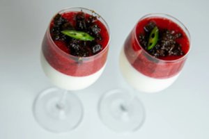 Šaldytas kefyrinis desertas su juoda duona: lengva ir gardu