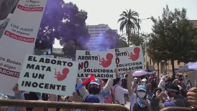 Ekvadore įstatymų leidėjams diskutuojant dėl abortų, surengtas protestas: gyventojai pasiskirstė į dvi grupes