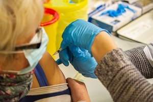 Panevėžietė pasipiktino negalėjusi pasiskiepyti norima vakcina nuo COVID-19