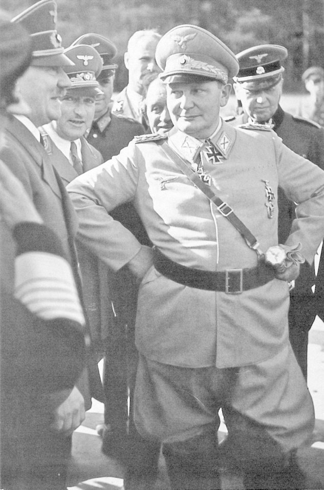 Reichsmaršalas H. Goringas ir A. Hitleris. 1942 m.<br>Leidėjų nuotr. 