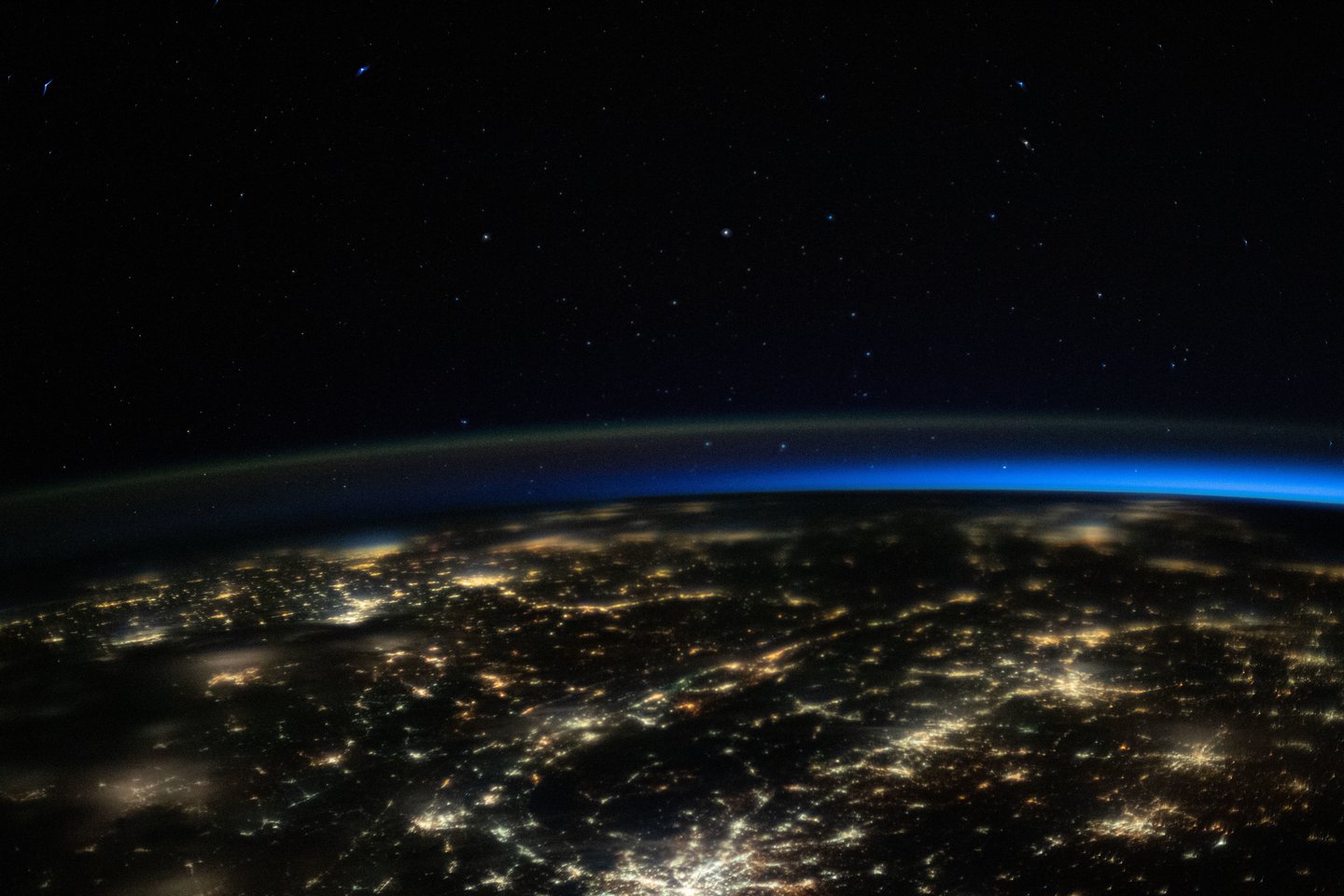  Mūsų miestų šviesos – taip pat technopėdsakas, nors ir sunkiai aptinkamas tarpžvaigždiniais atstumais.<br> NASA nuotr.