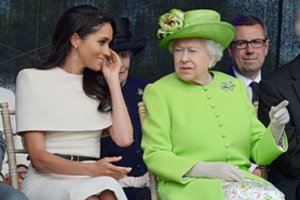 Atskleista, kokią dovaną Elizabeth II įteikė Meghan Markle pirmojo jų susitikimo metu