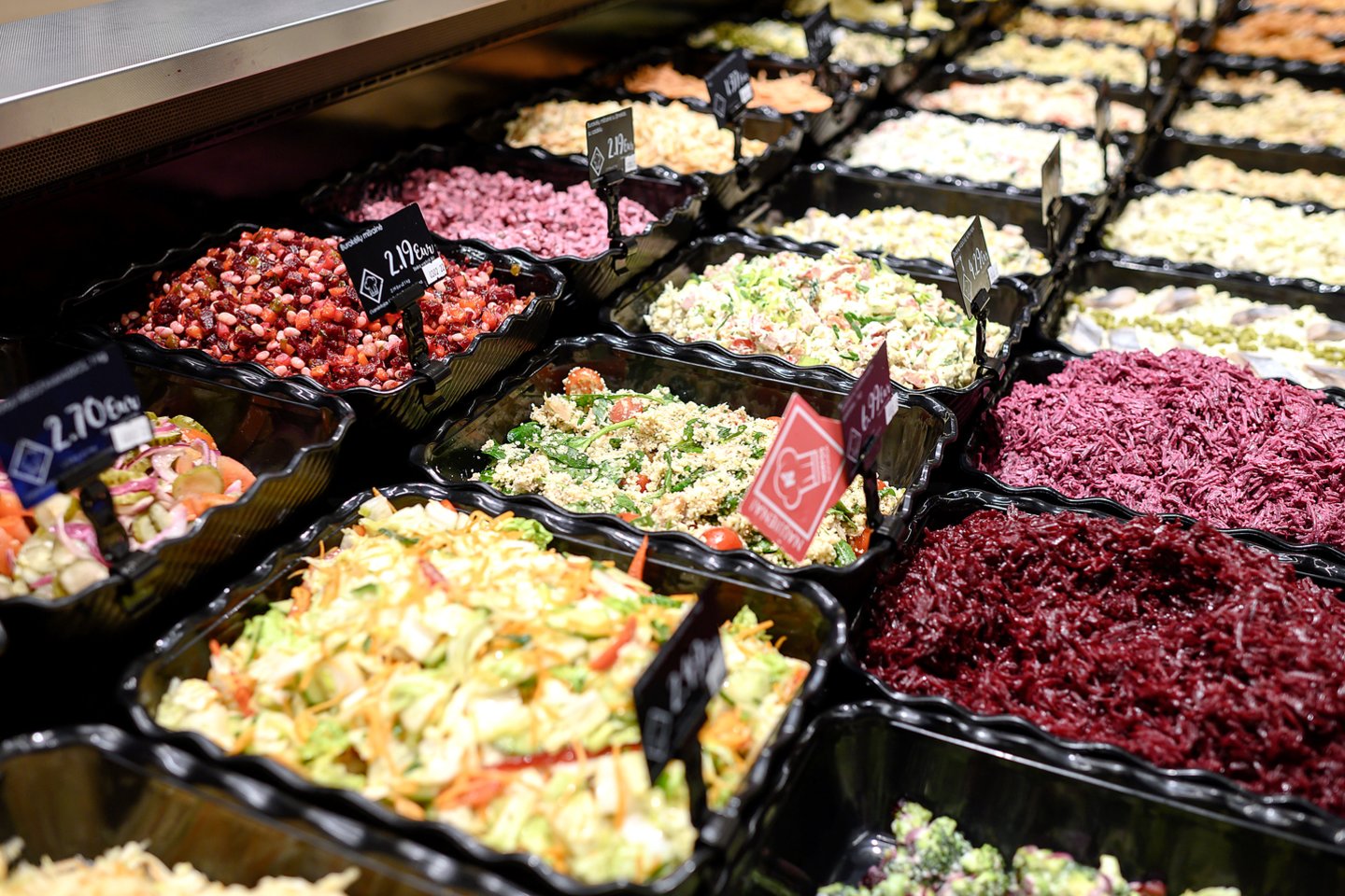 Artėjant pavasariui „Norfoje“ pirkėjai galės rasti naujų salotų su mažiau majonezo, o ir kitiems patiekalams gaminti bus naudojami mažiau kaloringi produktai, be sodrių, sunkių padažų.