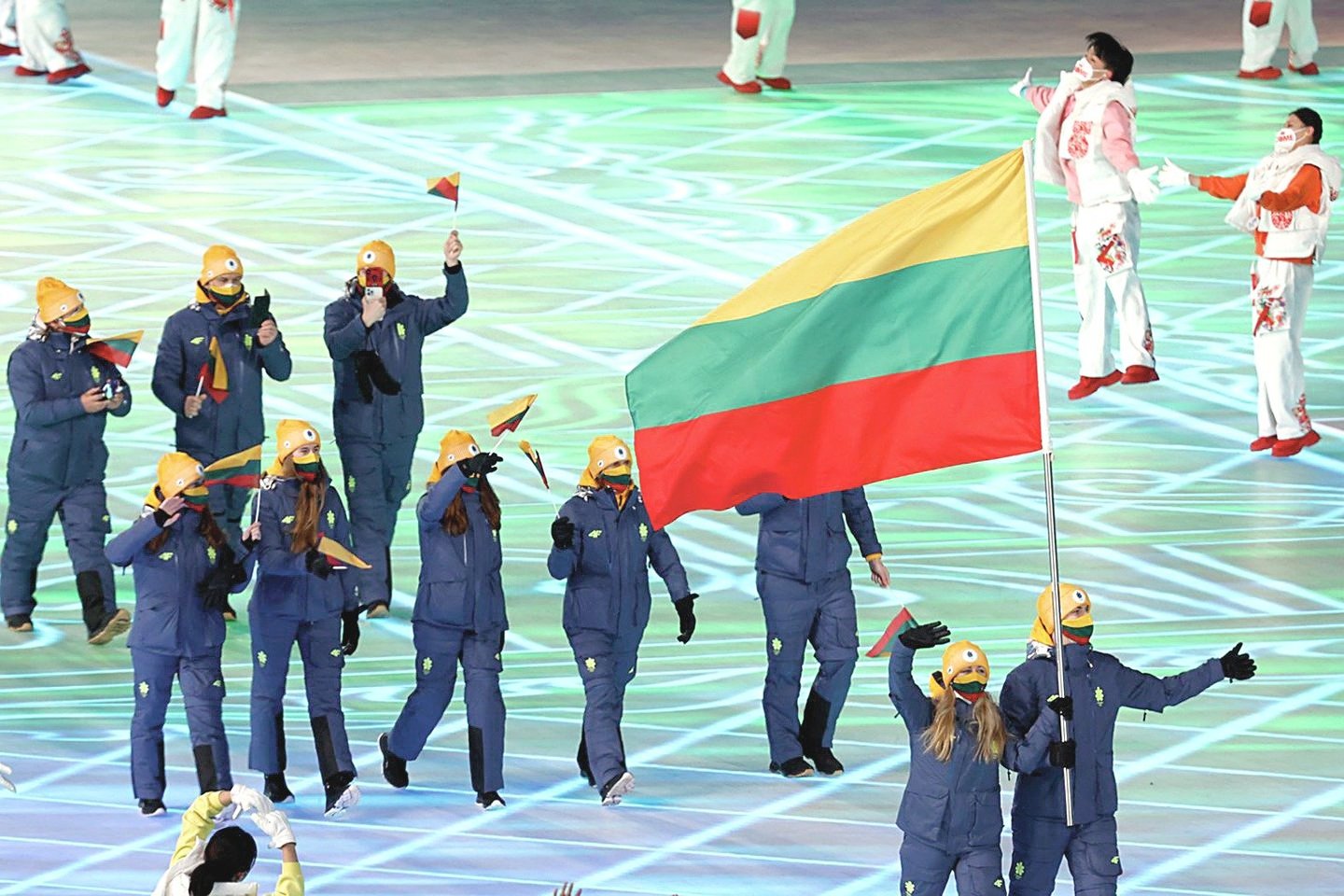 24-ųjų žiemos olimpinių žaidynių atidaryme Lietuva žengė 24-a tarp 91 delegacijos, o vėliavą nešė ledo šokėjai D.Kizala ir P.Ramanauskaitė. Ceremonija vyko „Paukščių lizdu“ vadinamame stadione.<br>„Reuters“/„Scanpix“ nuotr.