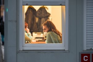 Lietuvoje per parą COVID-19 užsikrėtė 14149 asmenys, užkratas pražudė 14 žmonių