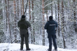 Į Lietuvą bandę patekti 9 migrantai apsukti iš kur atėjo: Baltarusijos pusėje aidi pabūklų šūviai, buvo paleista signalinė raketa