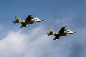 Rusija į pratybas Baltarusijoje pasiuntė šturmo lėktuvų Su-25