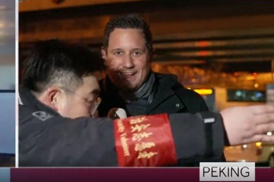 Nesuvokiamas elgesys – olimpiadoje tiesioginio eterio metu kinų pareigūnas jėga nustūmė nuo kameros žurnalistą