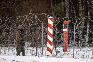 Prie Lenkijos ir Baltarusijos sienos sunkvežimis suvažinėjo baltarusių muitinės darbuotoją