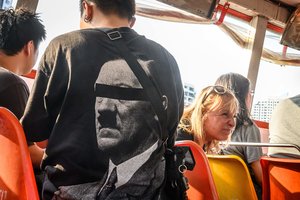 Šalis, kurios turguje pardavinėjamos ir svastikos, ir A. Hitlerio atvaizdas: nesustabdo ir priekaištai 