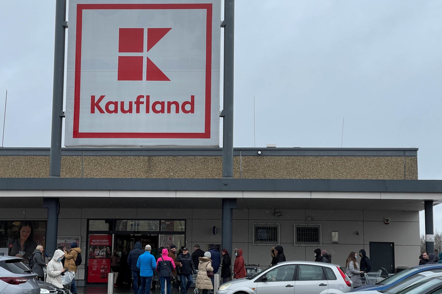 Prie „Kaufland“ prekybos centro visą dieną rikiavosi eilės. <br> G.Bitvinsko nuotr.