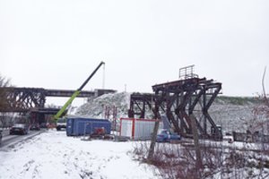 Geležinkelio viena dalis jau atitarnavo – įspūdingą trofėjų išvysime greta tilto