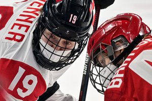 Rusijai – Kanados rinktinės įtarimai dėl COVID-19 testų: po nepaaiškintos pauzės ledo ritulininkės pasirodė su kaukėmis