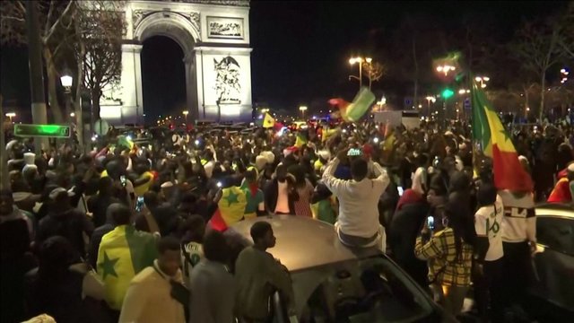 Paryžiaus gatves užplūdo sirgalių minios: po Senegalo pergalės aidėjo džiaugsmo šūksniai ir švilpimas