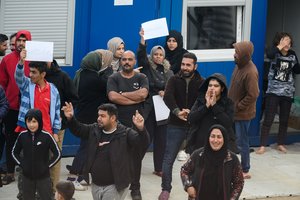 Užsieniečių registracijos centre Pabradėje – neramumai: panaudotos dujos, elektrošokas ir antrankiai