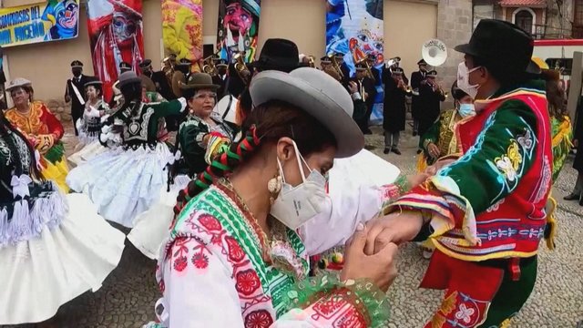 Pasigrožėkite: grįžtant dėl koronaviruso atšauktiems karnavalams, Bolivijos gatvės alsuoja spalvomis