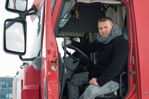 Vairavimo mokyklos savininkas pastebi įdomią tendenciją: iš damų net vyrams reikėtų to pasimokyti