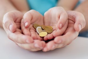 Tyrimas atskleidė, kiek kišenpinigių vaikams dažniausiai skiria tėvai