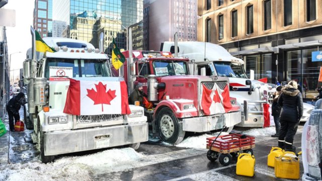 Kanadoje nesiliauja vilkikų vairuotojų protestas: padėtis nekontroluojama – sulaikomi žmonės, paskirta šimtai baudų
