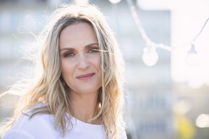 Mamą dėl priklausomybės nuo alkoholio palaidojusi Gabija Vitkevičiūtė: „Priklausomas atiduoda save už butelį, o artimasis – už dyką“