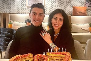 Cristiano Ronaldo mylimoji jam įteikė itin prabangų automobilį ir nufilmavo reakciją