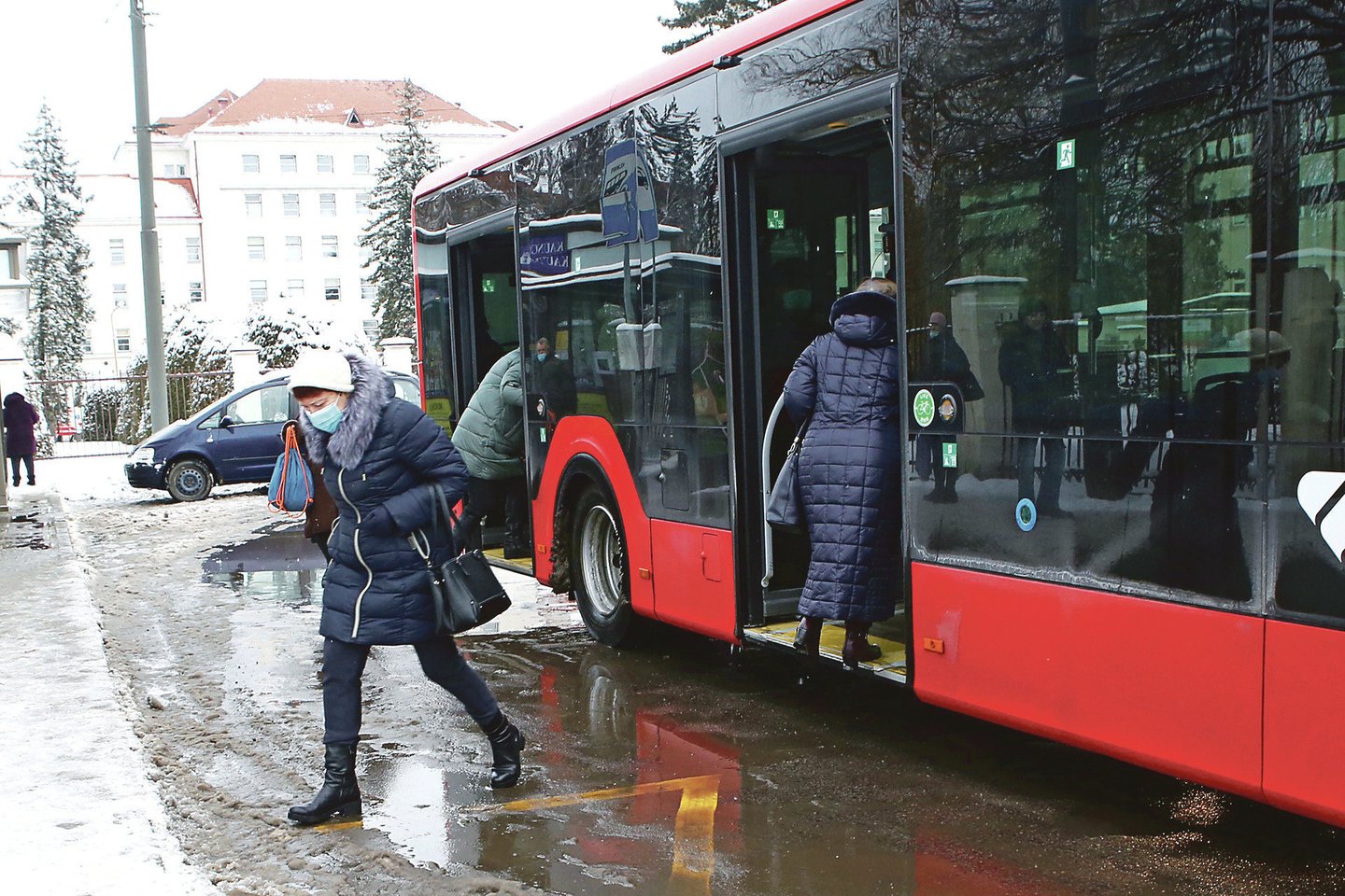 Vilniaus viešojo transporto keleiviai vis randa būdų, kaip sugudrauti.<br>M.Patašiaus nuotr.