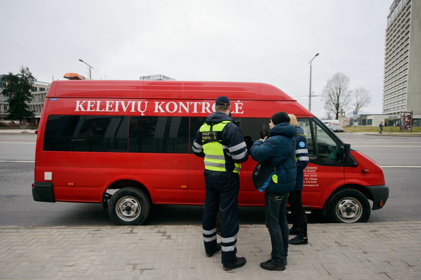 Vilniaus viešojo transporto keleiviai vis randa būdų, kaip sugudrauti.<br>J.Stacevičiaus nuotr.