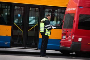 Vilnietės dosnumas grįžo bumerangu – vietoje sutaupytų centų už viešojo transporto bilietą gavo baudą