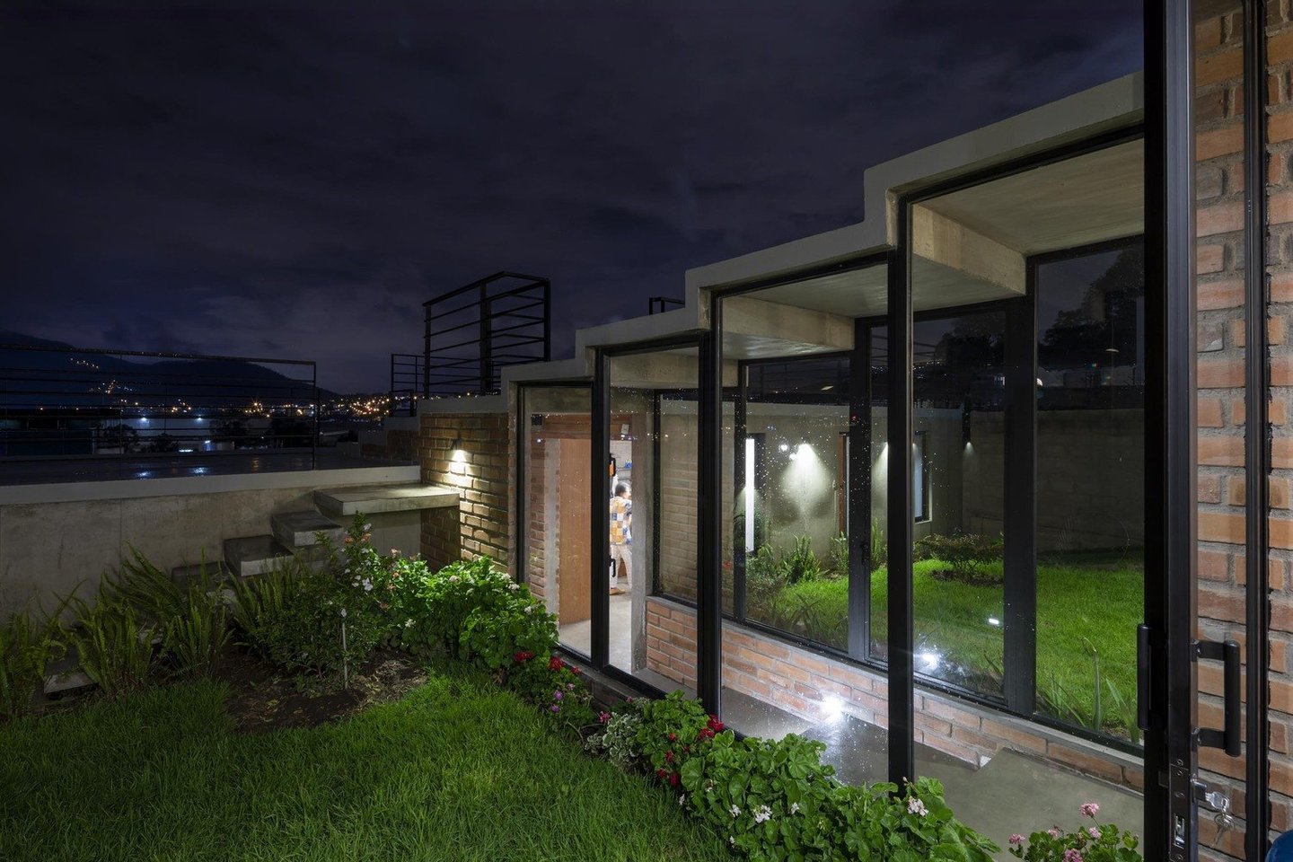 Architektų biuro „El Sindicato Arquitectura“ architektai  Ekvadore gyvenančiai šeimai suprojektavo jiems namą, kuriame visas erdves sugrupavo pagal jų paskirtį ir išdalijo į tris blokus.<br>Andres Villota / archdaily.com nuotr.