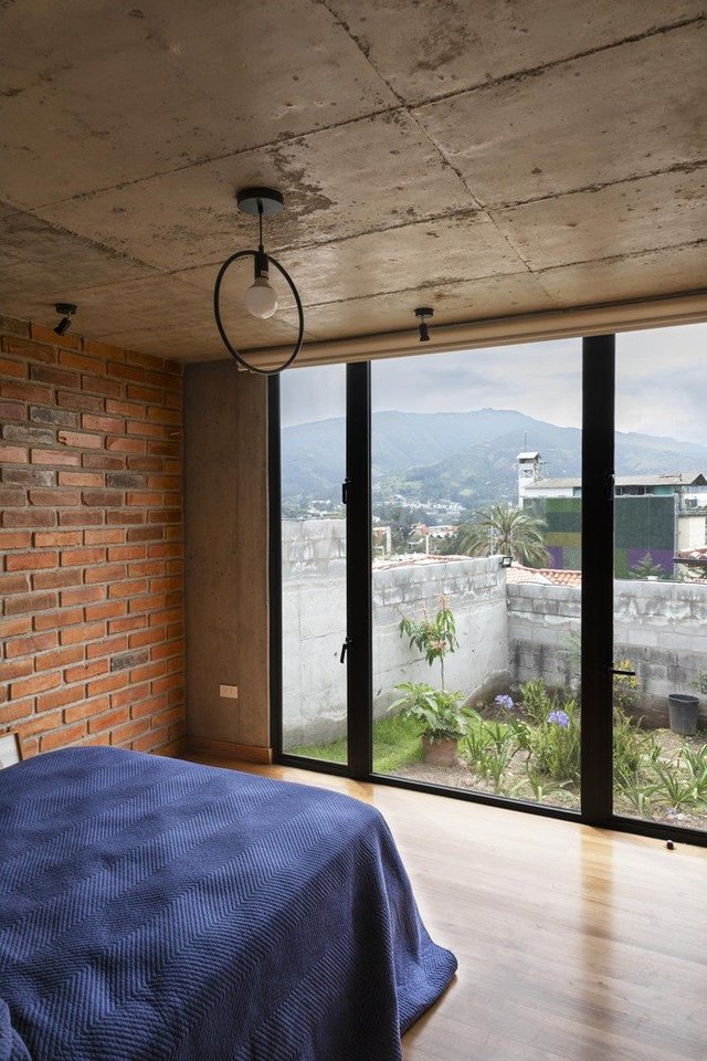 Architektų biuro „El Sindicato Arquitectura“ architektai  Ekvadore gyvenančiai šeimai suprojektavo jiems namą, kuriame visas erdves sugrupavo pagal jų paskirtį ir išdalijo į tris blokus.<br>Andres Villota / archdaily.com nuotr.