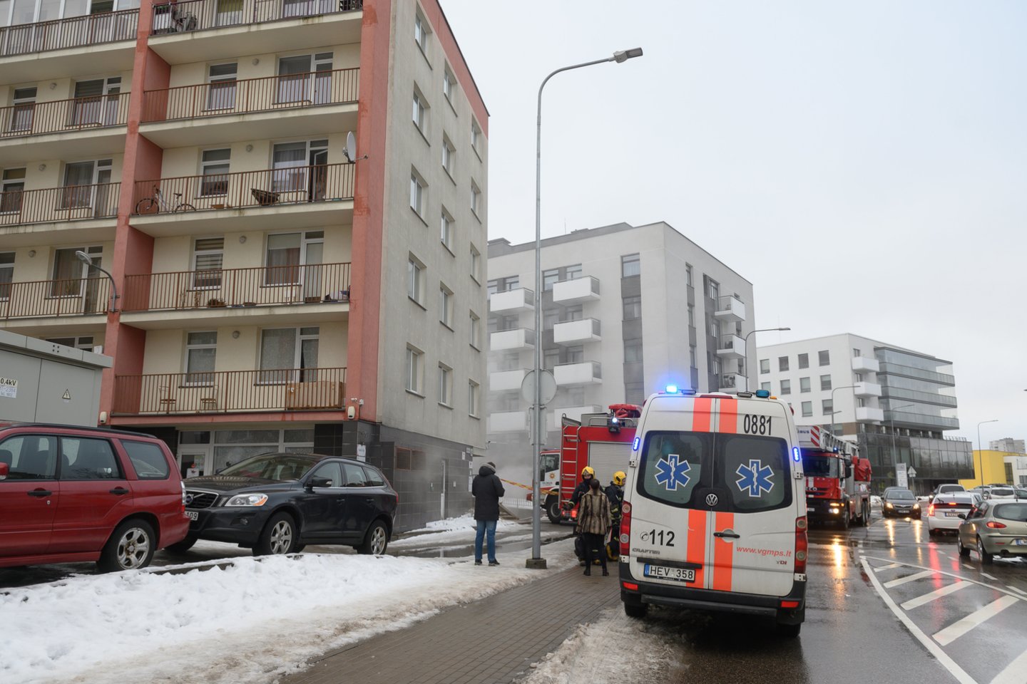 Vilniuje požeminėje automobilių stovėjimo aikštelėje kilo gaisras – viename iš automobilių buvo moteris.<br>V.Skaraičio nuotr.