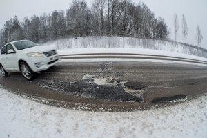 Pradeda taisyti kelius su atsivėrusiomis duobėmis: pavojingiausi – „krokodilo oda“