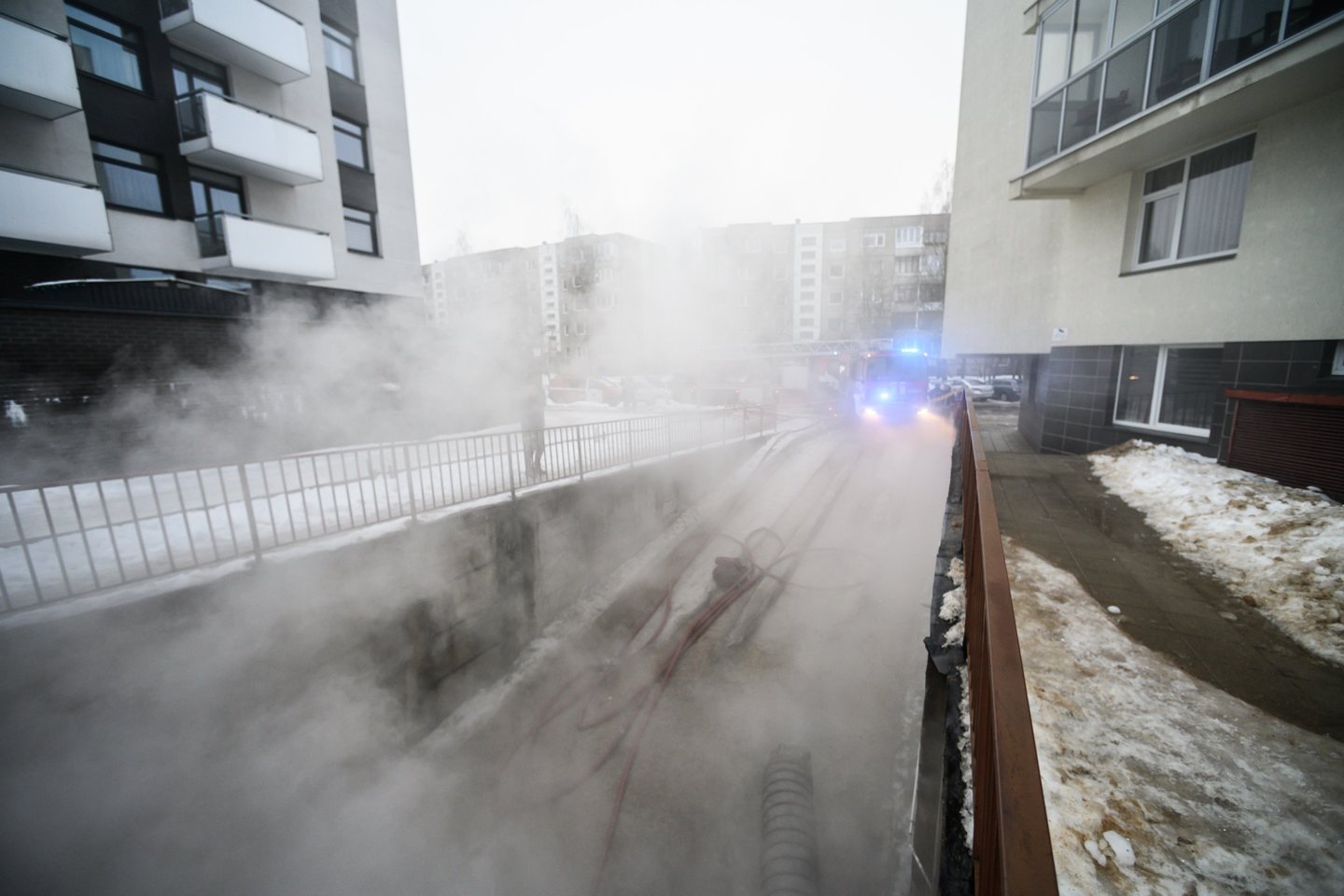 Vilniuje požeminėje automobilių stovėjimo aikštelėje kilo gaisras – viename iš automobilių buvo moteris.<br>V.Skaraičio nuotr.