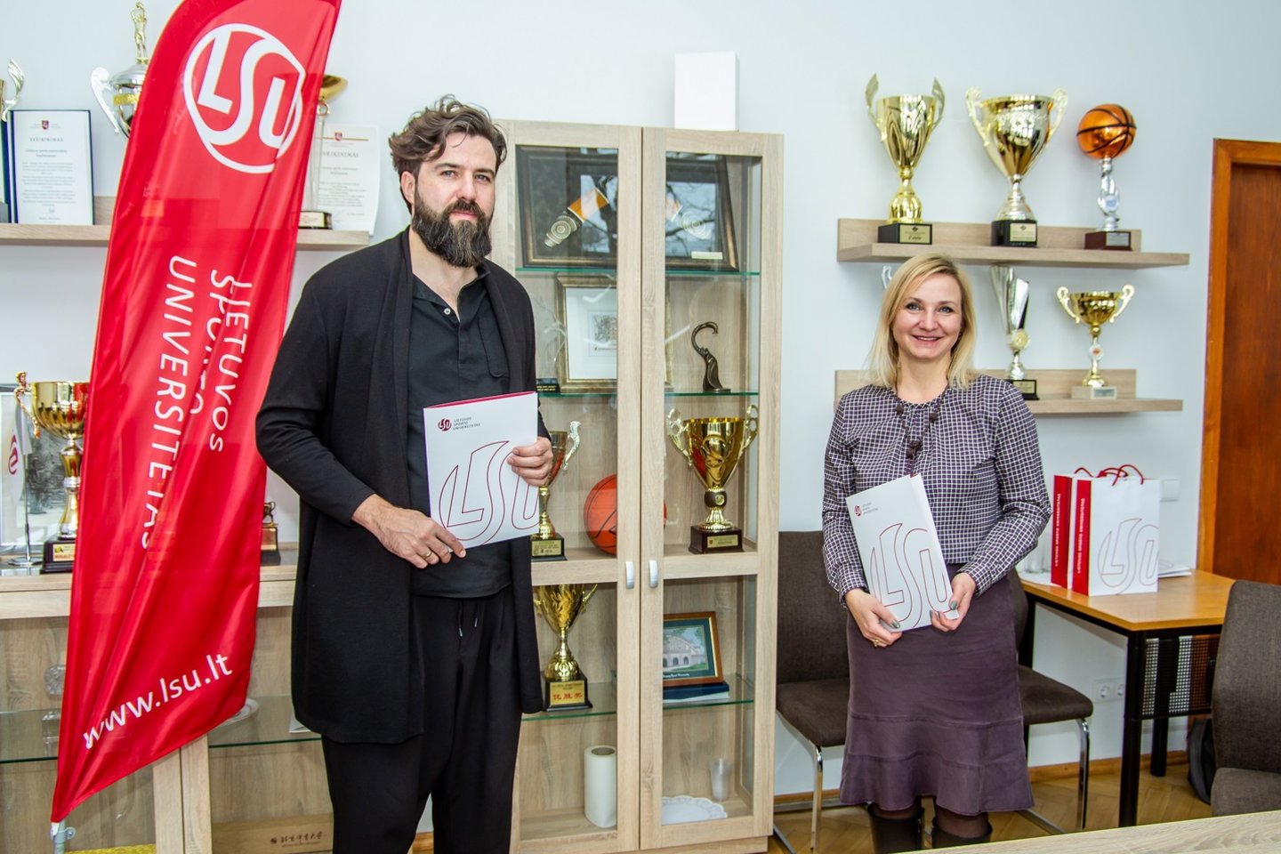 Lietuvos sporto universiteto rektorei prof. dr. Dianai Rėklaitienė ir Lietuvos badmintono federacijos prezidentas Aurimas Kamantauskas.