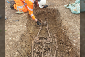 Neįprastas radinys: galvos buvo nukirstos ir padėtos tarp kojų