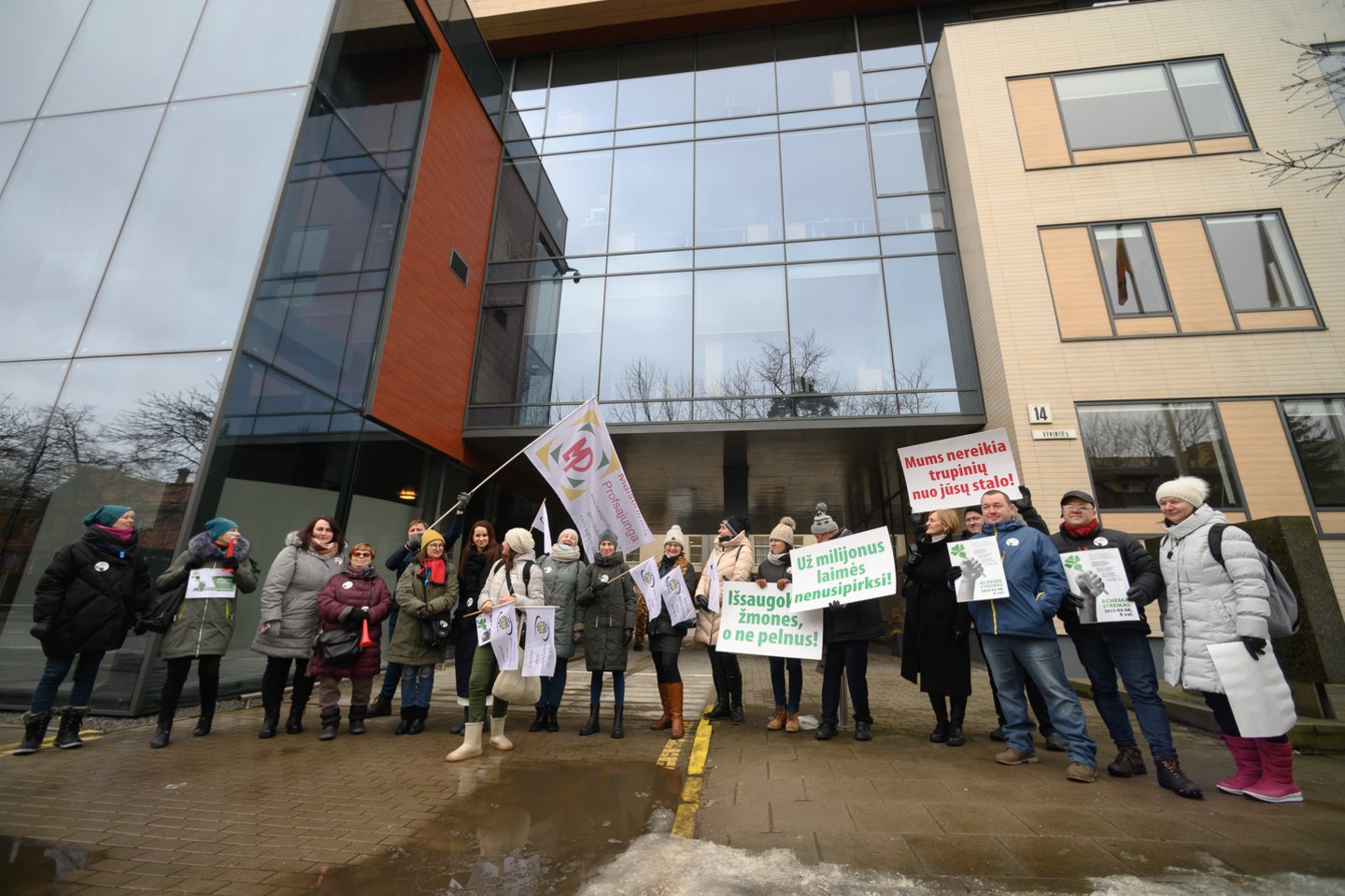 Trečiadienį Vilniuje prasidėjo piketas, kuriuo siekiama palaikyti Jonavoje vykstantį „Achemos“ įmonės darbuotojų streiką bei jų reikalavimus.<br>V.Skaraičio nuotr.