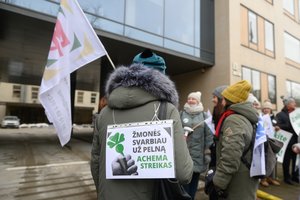  Kol „Achemos“ darbuotojus skatina nepasiduoti, dalis streikuojančių jau perėjo į kitą barikados pusę