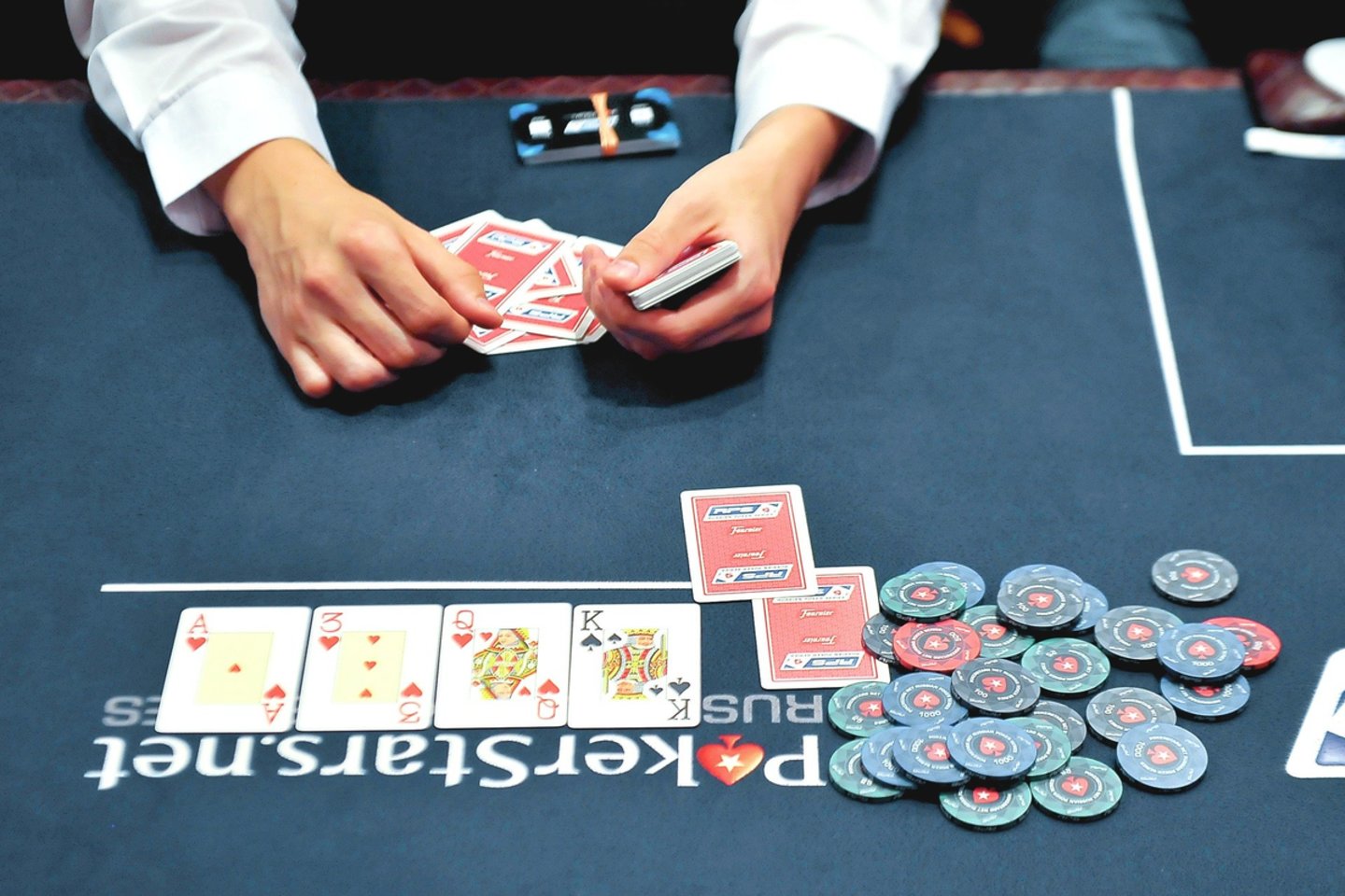 Pokerio turnyruose galima laimėti įspūdingas pinigų sumas, tačiau kortų lošėjai nėra apdrausti ir nuo nesėkmių.<br>V.Ščiavinsko nuotr.