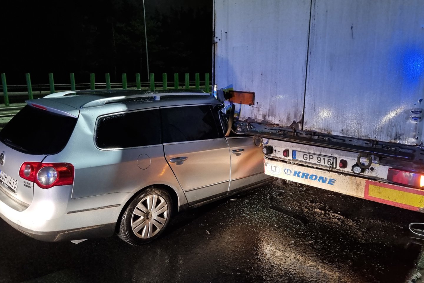  „VW Passat“ Vilniuje palindo po vilkiko puspriekabe – girtas vairuotojas gyvas liko per stebuklą.<br> Lrytas.lt nuotr.