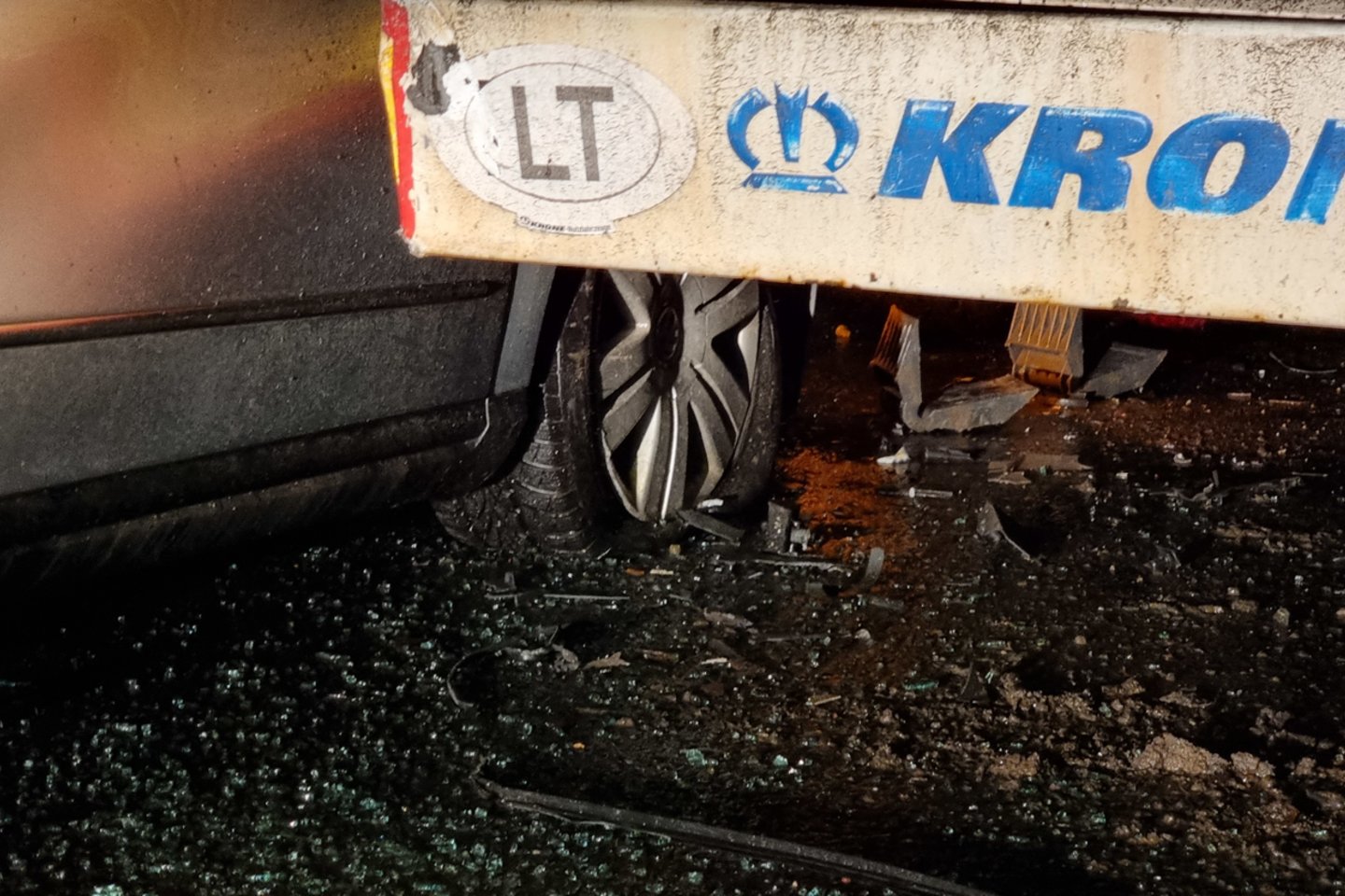  „VW Passat“ Vilniuje palindo po vilkiko puspriekabe – girtas vairuotojas gyvas liko per stebuklą.<br> Lrytas.lt nuotr.