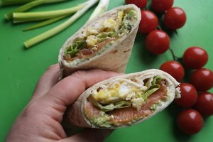 Pradėkite dieną gardžiai ir sočiai: tortilijų suktinukai su lašiša ir avokadu 