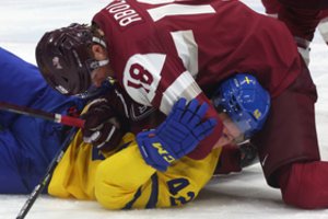 Latvijos ledo ritulininkai demonstravo charakterį, bet olimpiadą pradėjo pralaimėjimu